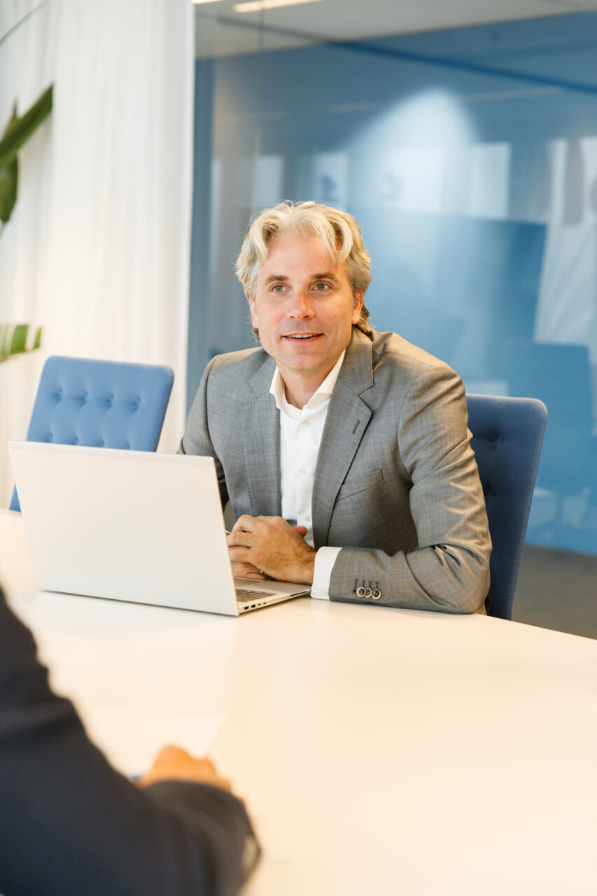 Man aan tafel